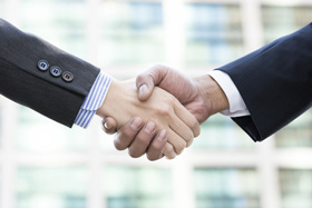 相談・解決をイメージした握手している写真