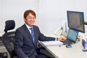 相談者に笑顔で語りかける瀬戸夏輝（せと　なつき）の写真